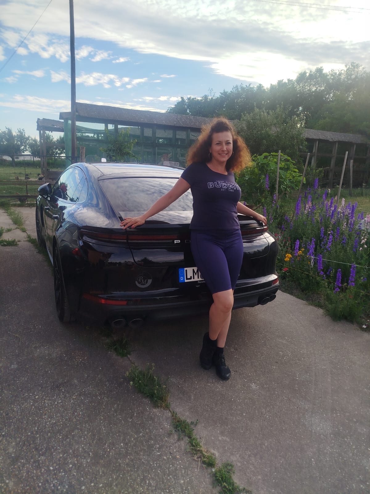 Fazekas Katalin egy autó mellett